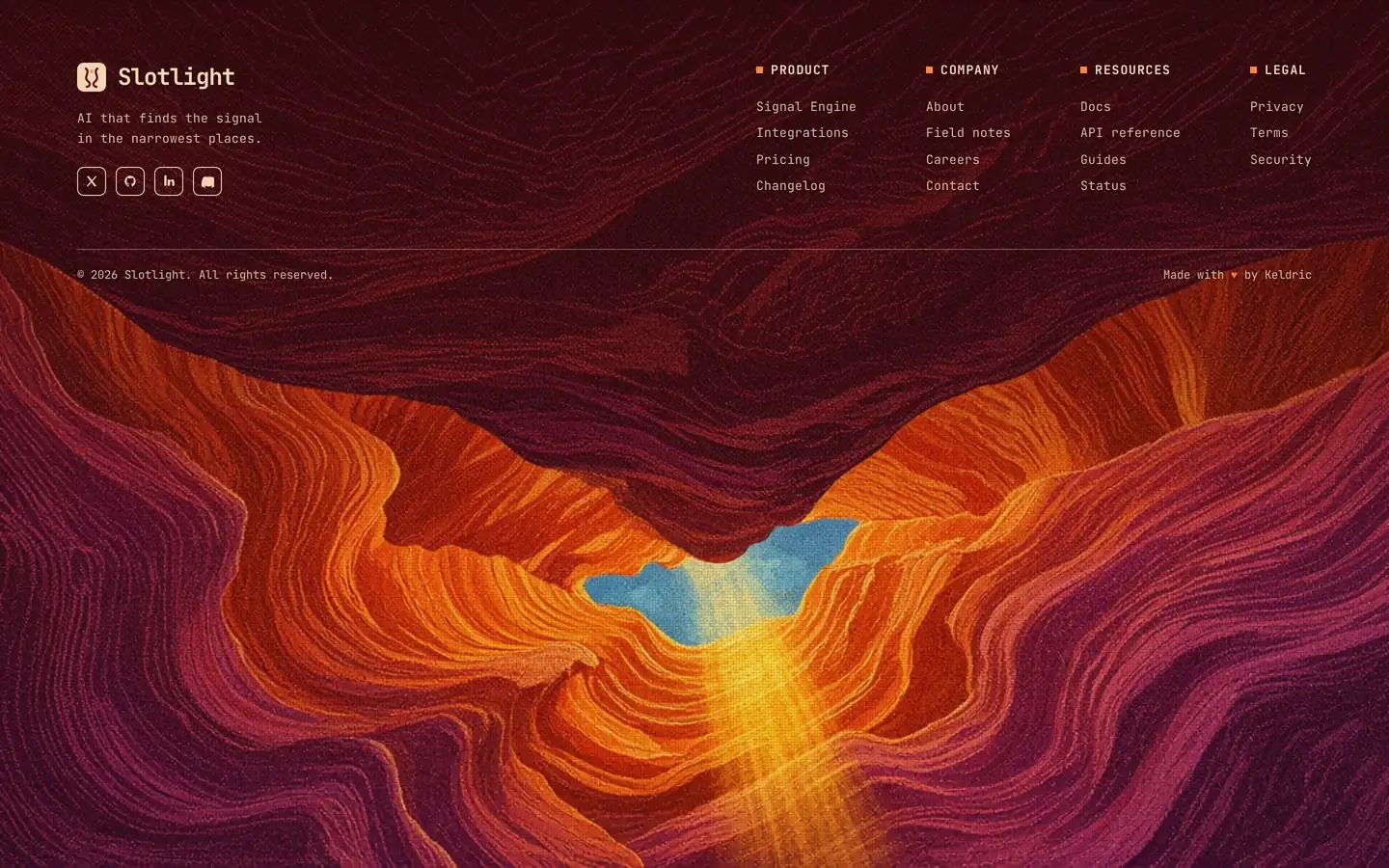 Mockup av en footer för Slotlight med menykolumner i monospace över en graverad rasterillustration av en smal ravin i glödande orange, röd och rosa sandsten med en strimma blå himmel